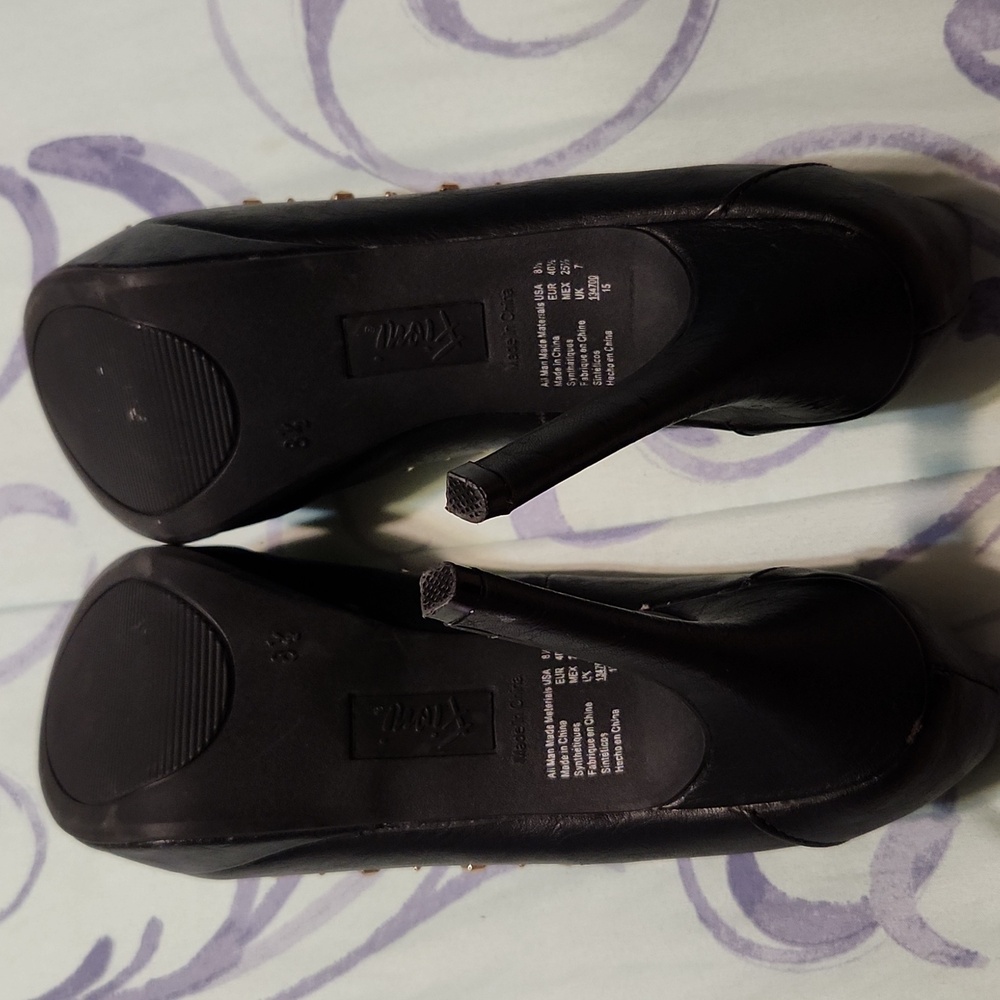 FIONI Clothing Black and Gold Heels - Picture 4 of 4